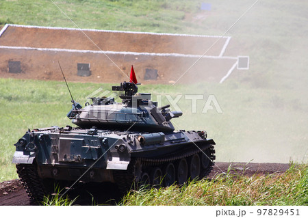 砲撃を行う陸上自衛隊の74式戦車 97829451