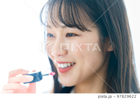 口紅をぬる女性 口紅をぬる女性 97829622