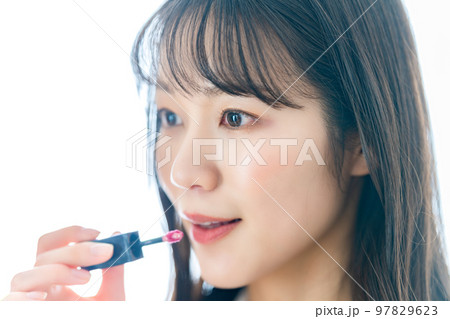 口紅をぬる女性 口紅をぬる女性 97829623