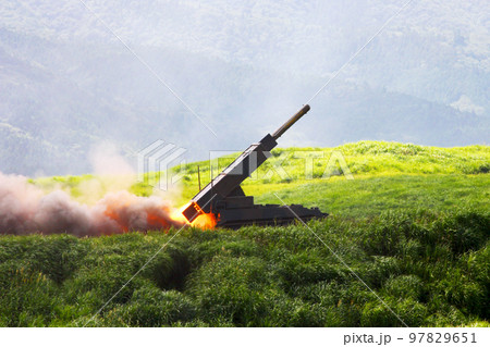 地雷原処理ロケットを発射する陸上自衛隊の92式地雷原処理車 97829651