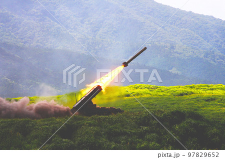 92式地雷原処理車から飛翔する地雷原処理ロケット 97829652