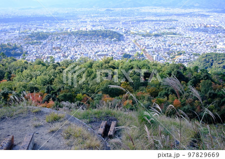 大文字山から見える街並みと大文字火床(大文字山・京都府京都市左京区) 大文字山から見える街並みと大文字火床(大文字山・京都府京都市左京区) 97829669