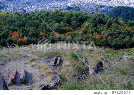 大文字山からの景色と大文字火床(大文字山・京都府京都市左京区) 大文字山からの景色と大文字火床(大文字山・京都府京都市左京区) 97829672