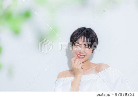 ショートヘアの女性 97829853