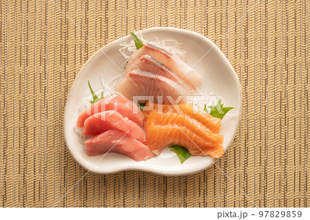 刺身の盛り合わせ (本マグロ ブリ サーモン) 97829859