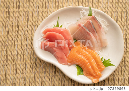 刺身の盛り合わせ (本マグロ ブリ サーモン) 97829863