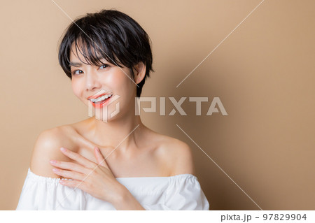 ショートヘアの女性 ショートヘアの女性 97829904