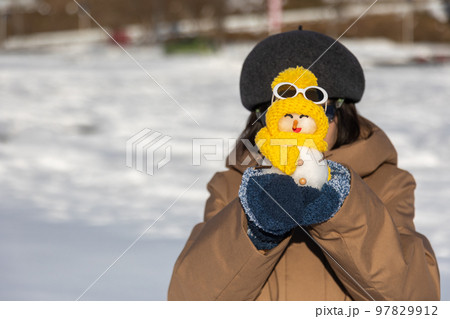 雪だるまを持つ女性 雪だるまを持つ女性 97829912