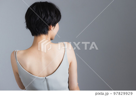 ショートヘアの女性  97829929