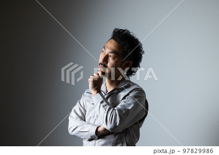 作業着の髭の男性 97829986