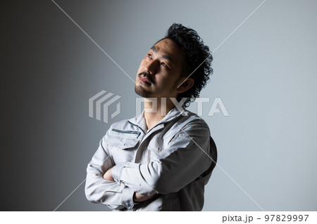作業着の髭の男性 97829997