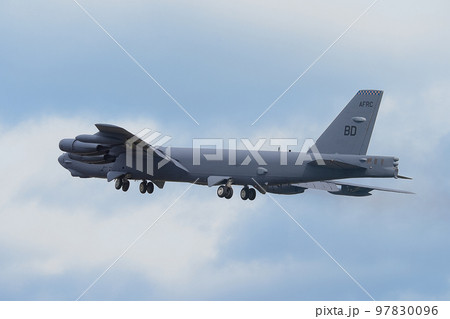 アメリカ空軍B-52H爆撃機離陸 アメリカ空軍B-52H爆撃機離陸 97830096