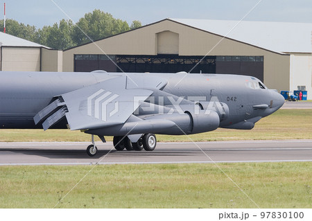 アメリカ空軍B-52H爆撃機の主翼とエンジン 97830100