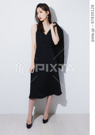 黒いワンピースの女性 97830126