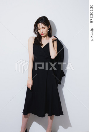 黒いワンピースの女性 黒いワンピースの女性 97830130
