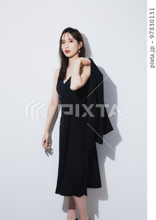 黒いワンピースの女性 97830131