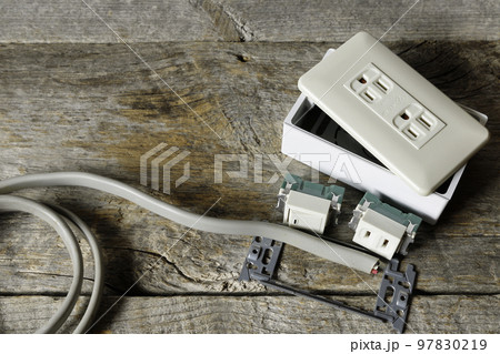古いテーブルの上に電線と配線器具 古いテーブルの上に電線と配線器具 97830219