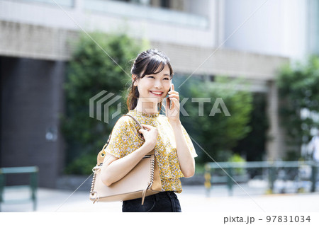 街中で電話をする若い女性 街中で電話をする若い女性 97831034