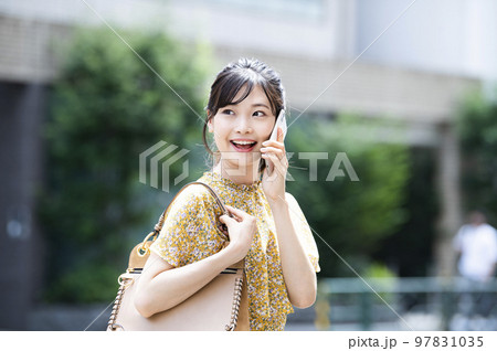 街中で電話をする若い女性 街中で電話をする若い女性 97831035