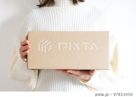 段ボール箱を持った女性 段ボール箱を持った女性 97831050