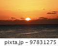 水平線から登る日の出 97831275