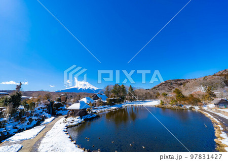 【冬素材】冬の忍野八海【山梨県】 97831427