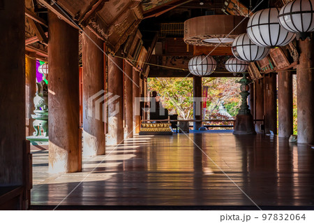 秋の奈良県・長谷寺で見た、太陽の光が差し込む本堂 97832064
