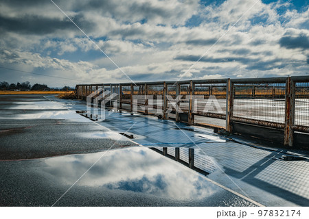 雨上がりの風景 97832174