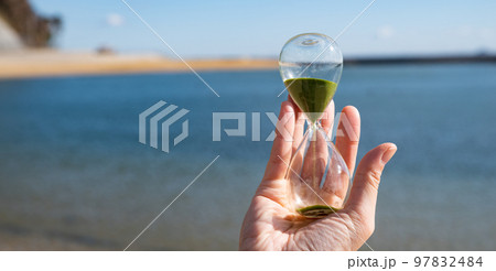 砂時計を持つ 砂時計を持つ 97832484