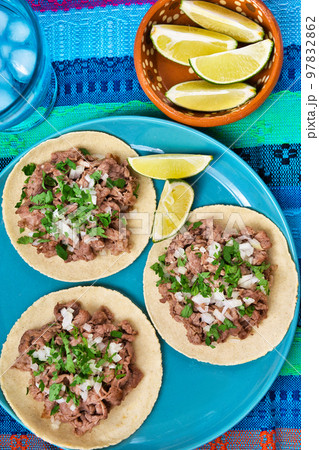 メキシコ料理の美味しいタコス メキシコ料理の美味しいタコス 97832862