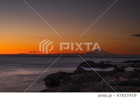 夕暮れ時の海と富士山のシルエット(千葉県) 夕暮れ時の海と富士山のシルエット(千葉県) 97833459