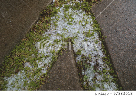 駐車場のスリットに溜まった雹 駐車場のスリットに溜まった雹 97833618