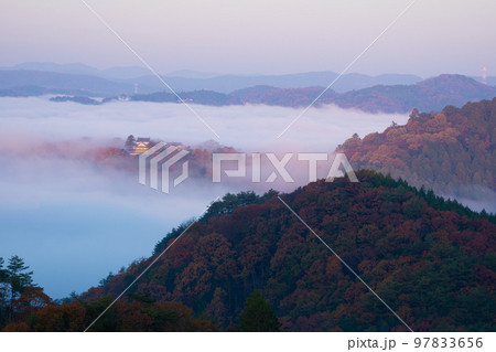 【日本100名城】備中松山城　秋の雲海に浮かぶ城と大松山　岡山県高梁市 97833656