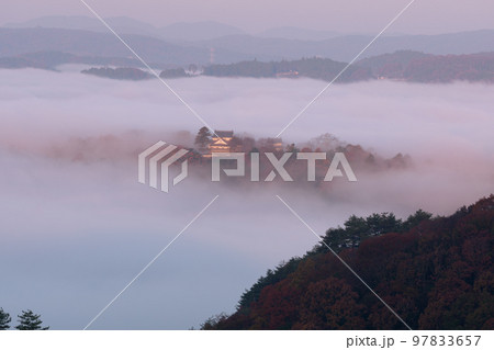 【日本100名城】備中松山城 秋の雲海に浮かぶ城と紅葉18 岡山県高梁市 【日本100名城】備中松山城 秋の雲海に浮かぶ城と紅葉18 岡山県高梁市 97833657