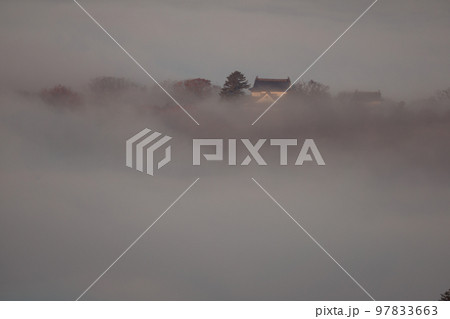 【日本100名城】備中松山城　秋の雲海に見え隠れする天守と櫓2　岡山県高梁市 97833663