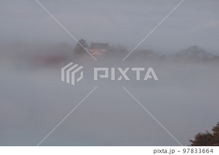 【日本100名城】備中松山城　秋の雲海に見え隠れする天守と櫓3　岡山県高梁市 97833664