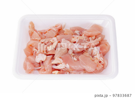 国産若鶏、胸肉もも肉（雑煮用）食品トレイ入り【白背景・切り抜き】 97833687