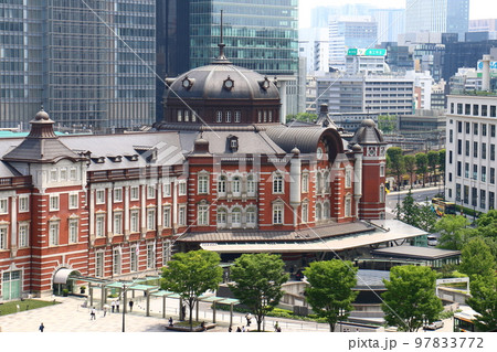 東京駅丸の内口　東京都千代田区丸の内 赤レンガ造りのレトロモダンな建物ターミナル駅と高層ビル 97833772