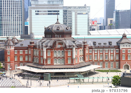 東京駅丸の内口 東京都千代田区丸の内 赤レンガ造りのレトロモダンな建物ターミナル駅と高層ビル 東京駅丸の内口 東京都千代田区丸の内 赤レンガ造りのレトロモダンな建物ターミナル駅と高層ビル 97833796