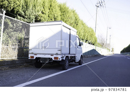 工業団地で待機をする軽貨物車両 97834781