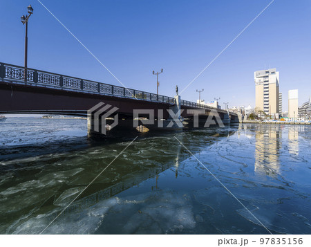薄氷の張った冬の釧路川と幣舞橋 / Kushiro, Japan 97835156
