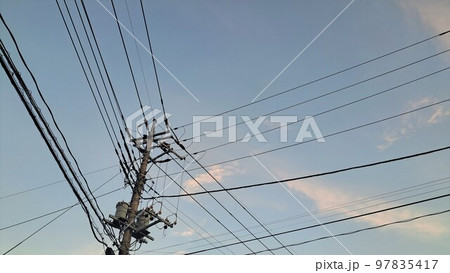 電柱と電線 97835417