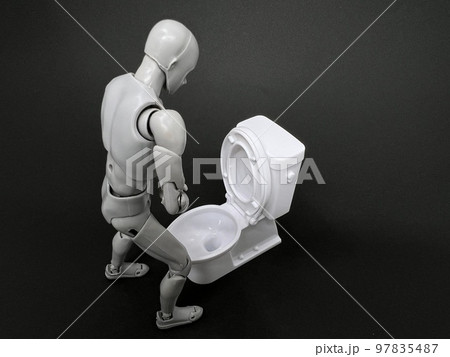 トイレで立って用を足す男性 97835487