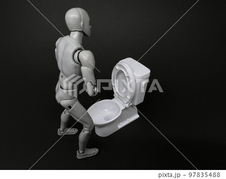 トイレで立って用を足す男性 97835488