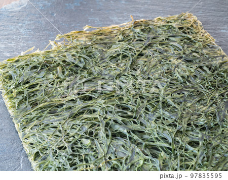 乾燥して固められた刺身昆布。 97835595