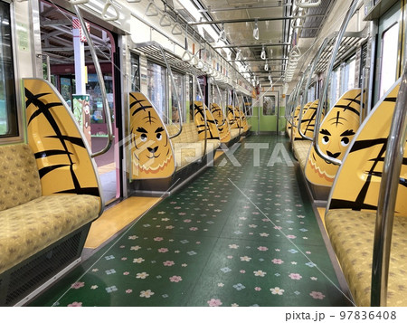 京王動物園線のトラのイラストを描いた車内 京王動物園線のトラのイラストを描いた車内 97836408
