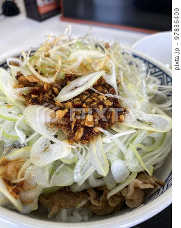 牛丼チェーン店で食べる昼食の「ねぎラー油牛丼」 97836409