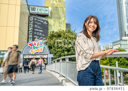笑顔の若い女性 水道橋駅 笑顔の若い女性 水道橋駅 97836451