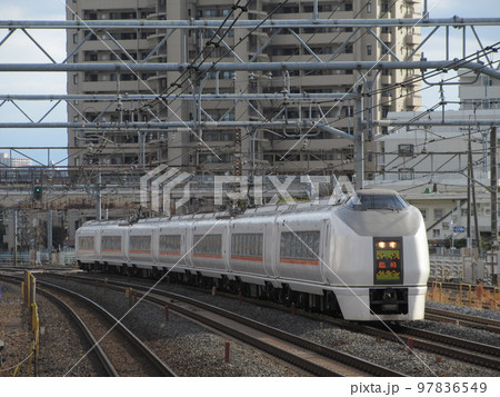 蕨駅を通過する651系の臨時特急水上91号 97836549