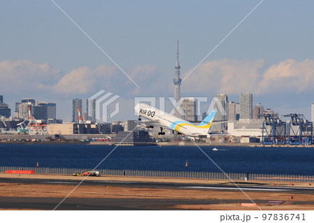東京スカイツリーを背景に離陸する旅客機　羽田空港を離陸するジェット機　 97836741